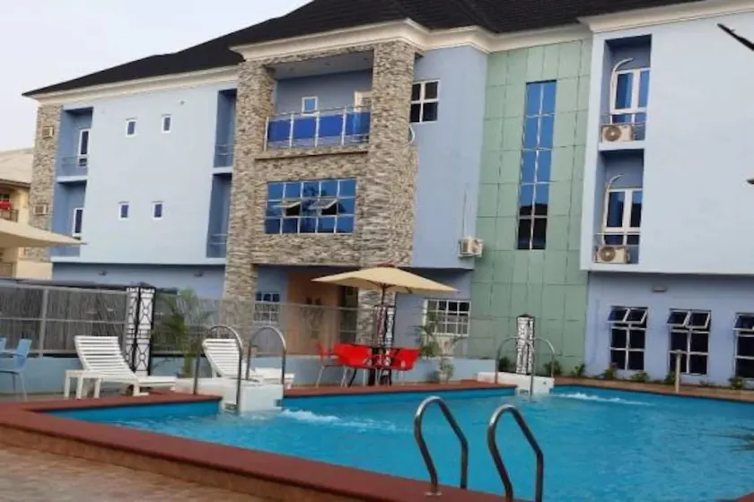 L'avalon Hotel And Suites - Image 1