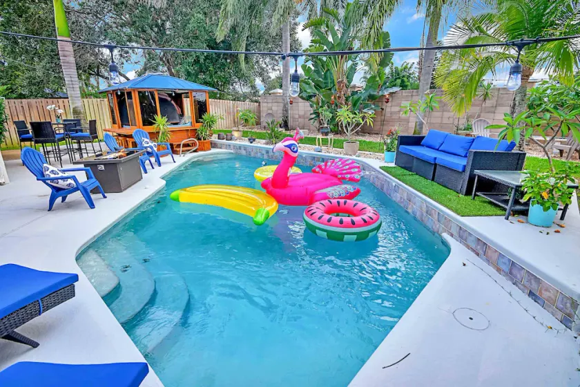 Urban Oasis W/hot Tub, Heated Pool And Private Movie Theater 2 Bedroom Home by Redawning - Image 1
