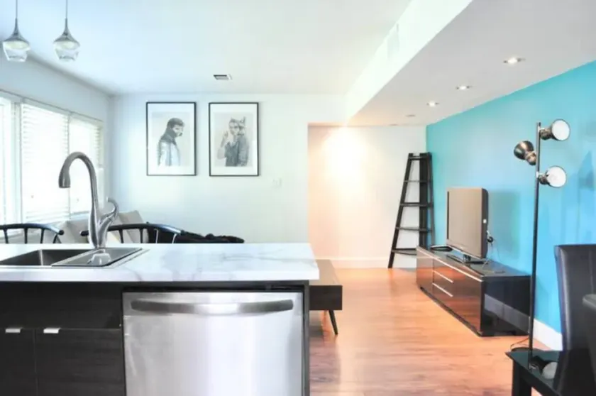 Cozy 1 BD Suite Centrally Located North Vancouver - Image 1