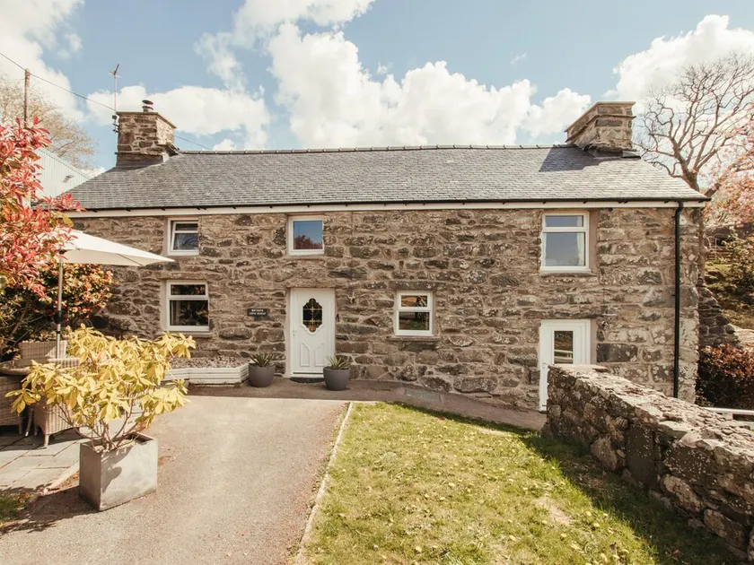 Cefn Uchaf Cottage - Image 1