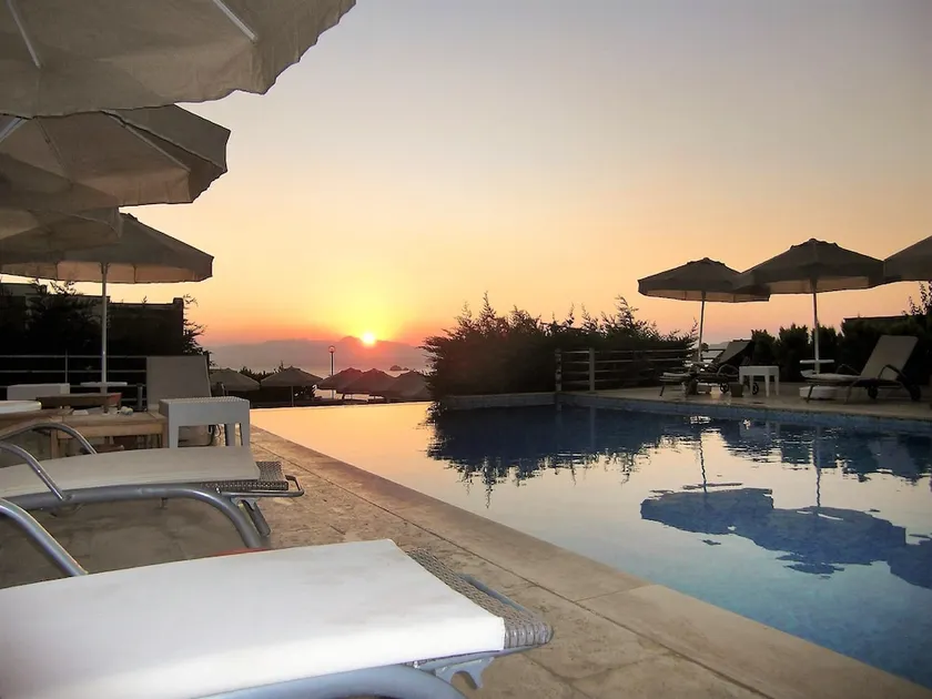 Villa totalmente equipada con terraza, jardín y piscina | Vistas al mar | En la playa - Image 1
