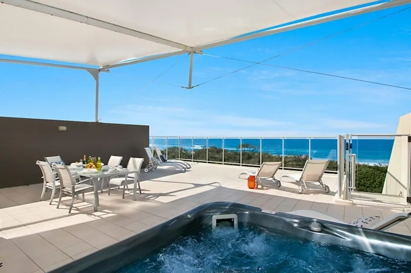 Luxury Bale Penthouse & Jacuzzi Spa 1328 North Culture - Image 1