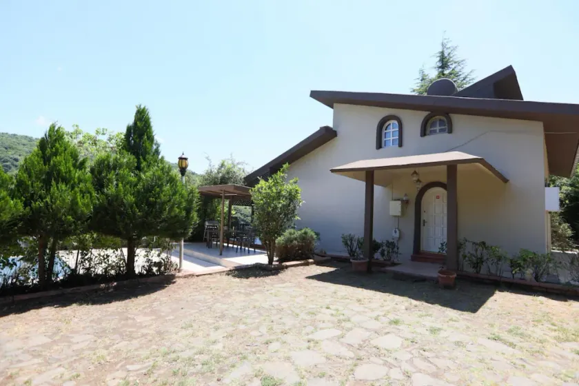 Serene House Surrounded by Nature in Beykoz - Image 1