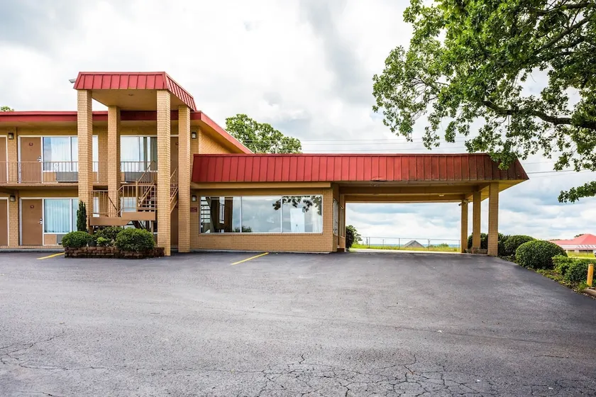 Econo Lodge Batesville - Image 1