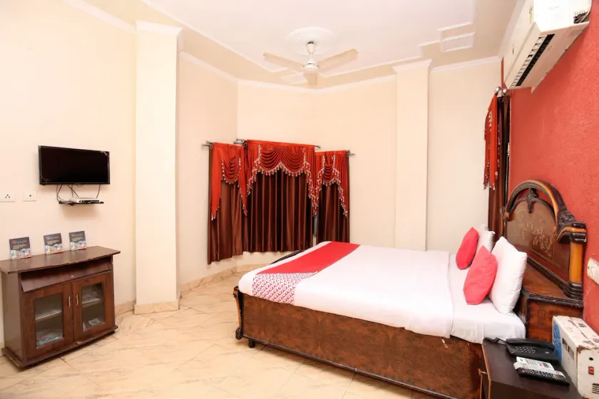 OYO 10239 Holiday INN Paradise - Image 1