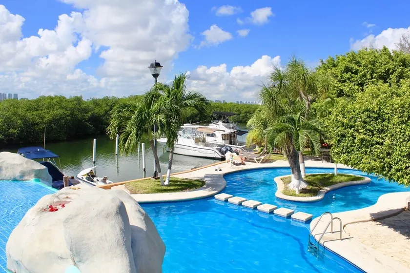 Stunning Residence 4 Bedrooms, AC, WiFi - Image 1
