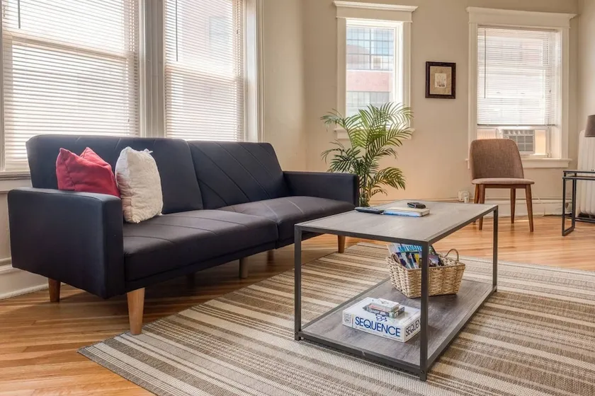 Lively 1 Bedroom Apt Near Lake - Image 1