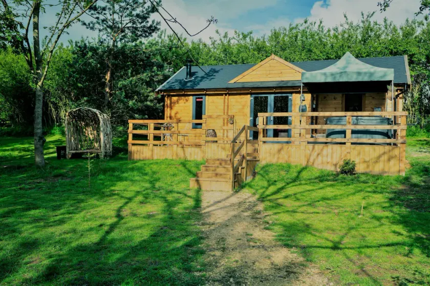 Hawthorn Hideaway - Image 1