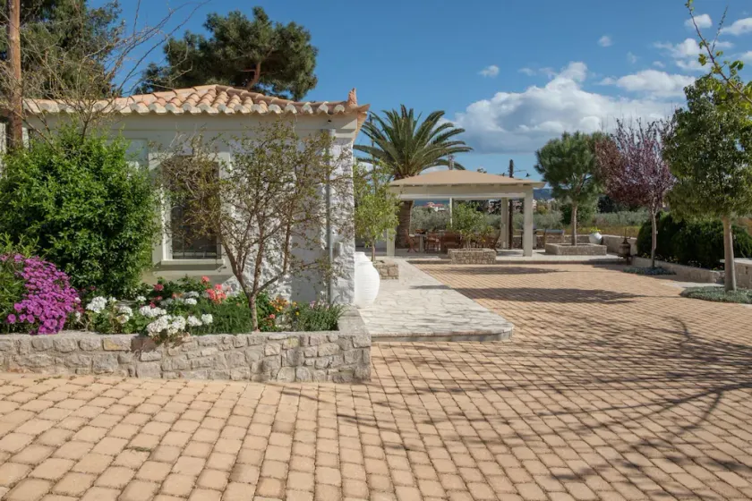 Traditional Guest House Grandma Vitsa in Ermioni - Image 1
