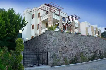 Liona Residences - Image 1