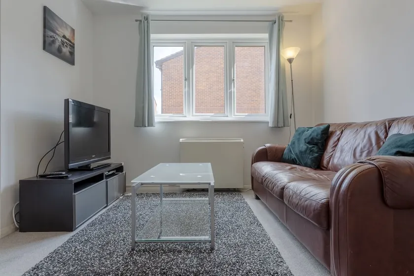 1 Bedroom Apartment Near Surrey Quays - Image 1