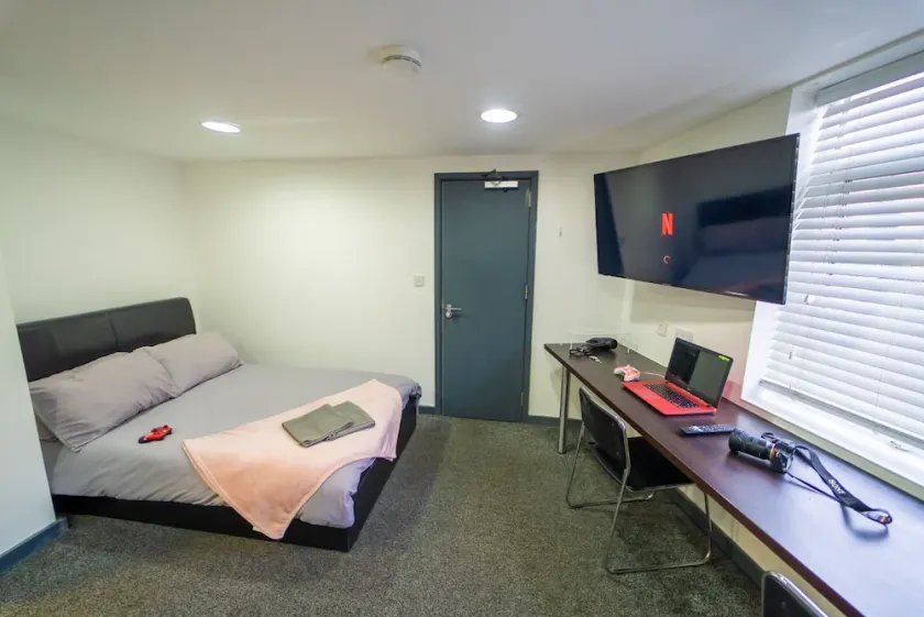 Spacious 1-Bed Studio in Birmingham - Image 1
