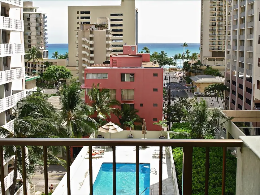 Waikiki Park Heights 1208 Sun & Beach Fun only 3 minutes away - Image 1