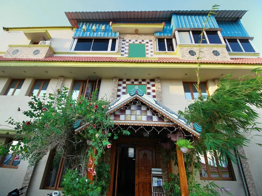 OYO 5672 Vaani Villa - Image 1