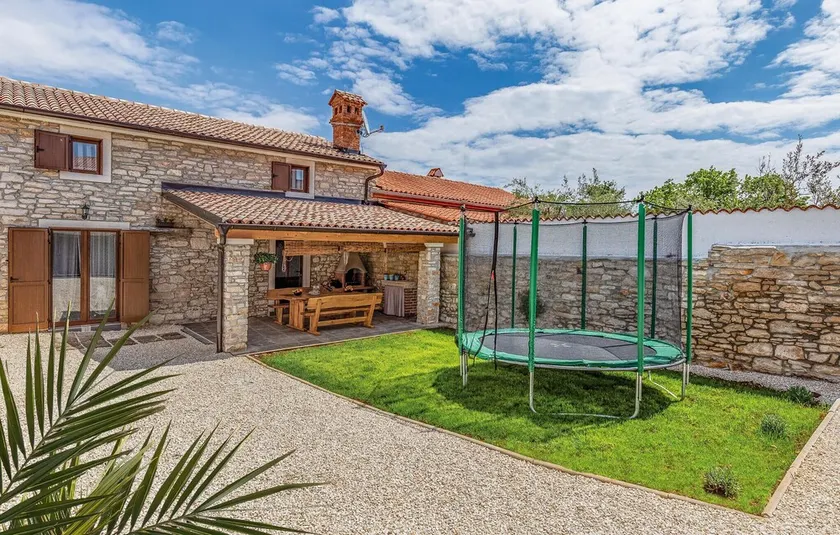 Stunning Home in Peruski With Wifi and 2 Bedrooms - Image 1