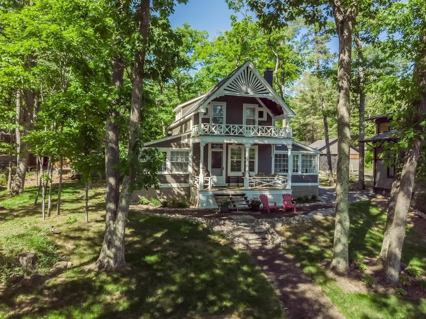 Bala Retreat Walking Distance to Bala on Beautiful Lake Muskoka - Image 1