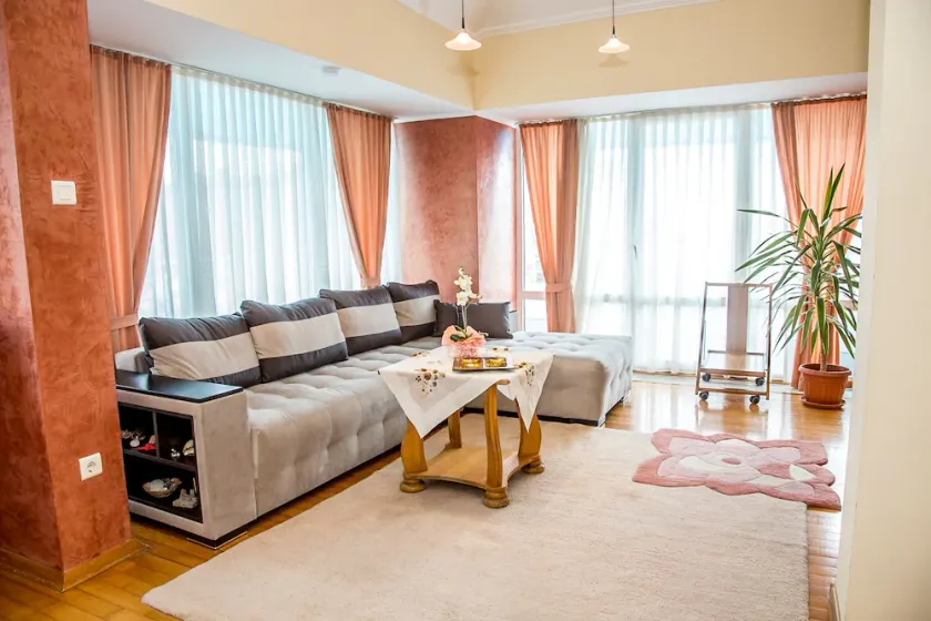 Spacious & Sunny Maisonette w/ Terrace near Centre - Image 1