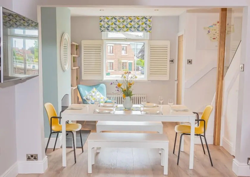 Modern 3-bed House on Tarporley High Street - Image 1