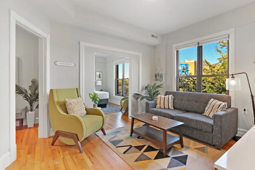 3BR Comfy & Bright Apt in North Center - Image 1