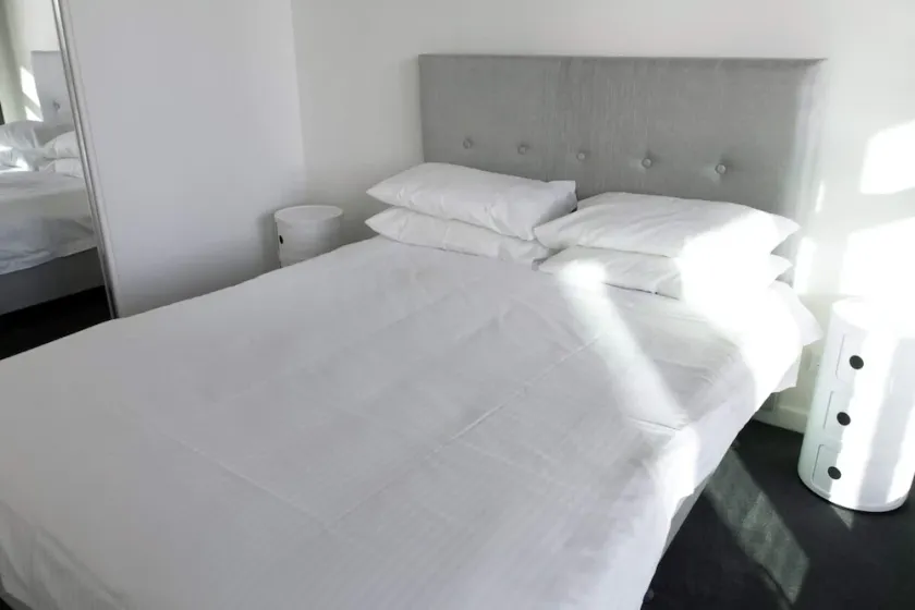 Modern Light-filled Luxury 1bedroom Apartment in South Melbourne - Image 1