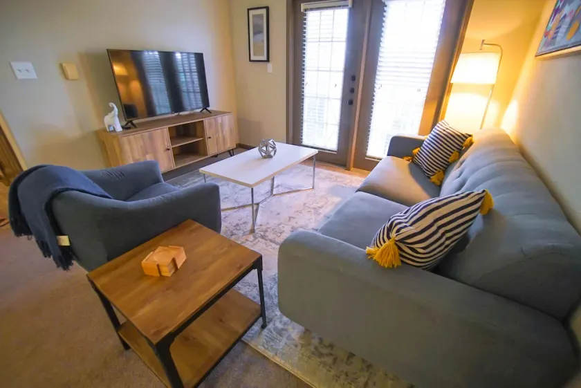 Relaxing Suite with Free Parking, Fast WiFi - Image 1