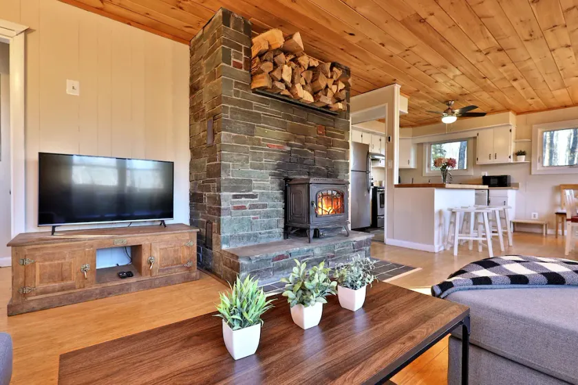 Your Ski Home: Powder Park Place - Upper Level. Close To Killington. Hot Tub. 4 Bedroom Home - Image 1