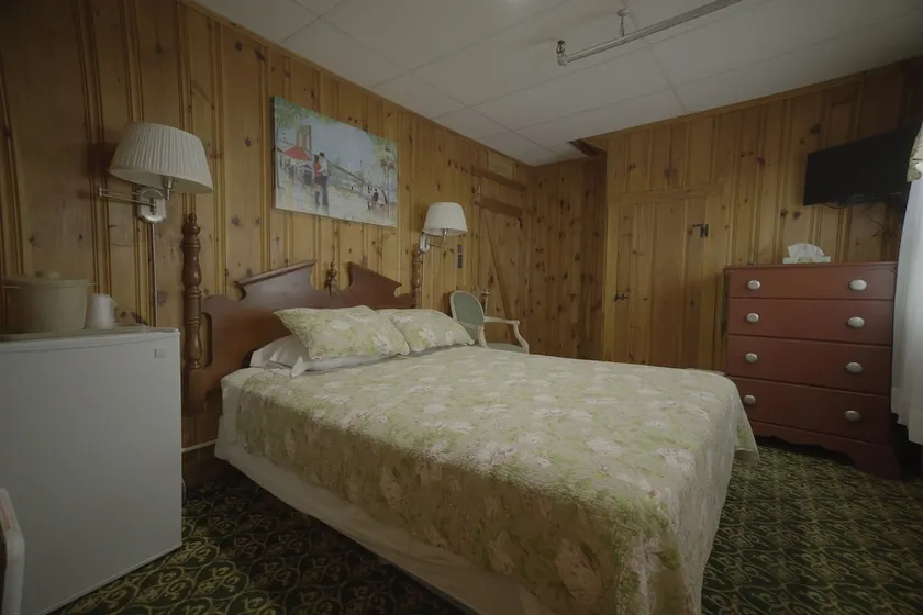 Betty Doon Hotel - Image 1
