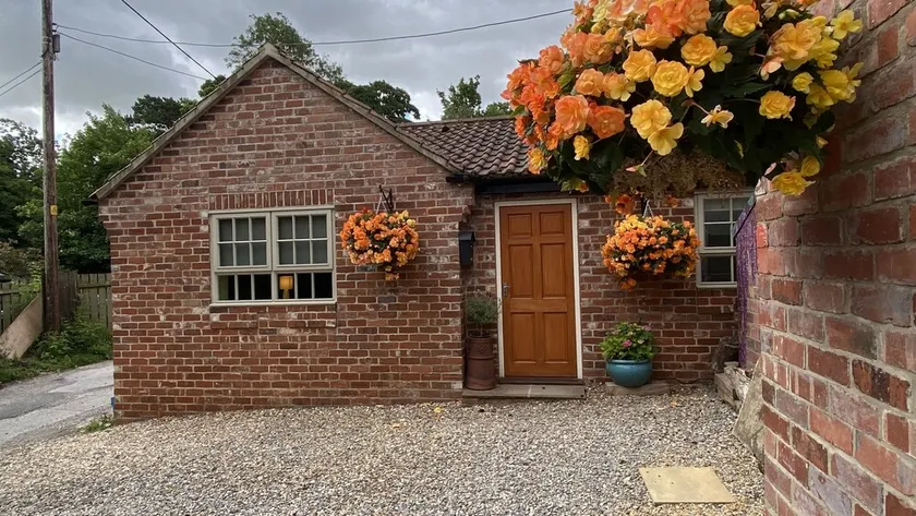 Private Annex, Parking, Wifi, 2mins to J48 A1 M1 - Image 1