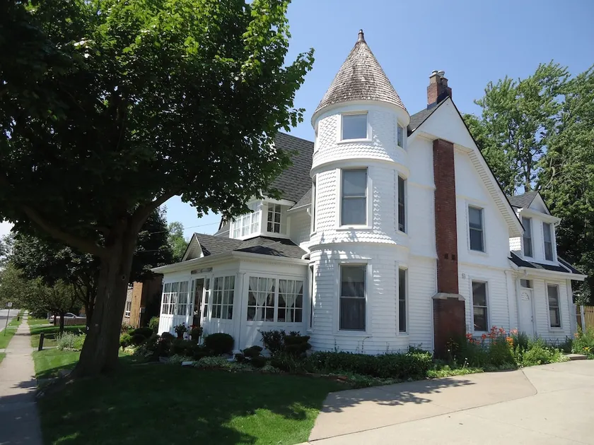 Absolute Elegance Bed & Breakfast - Image 1