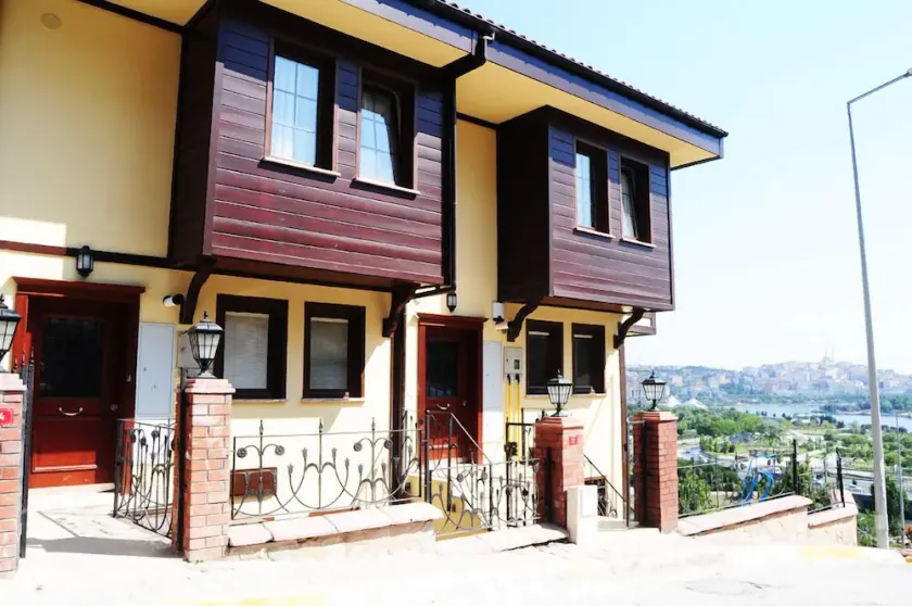 Mavi Halic Apartments - Image 1
