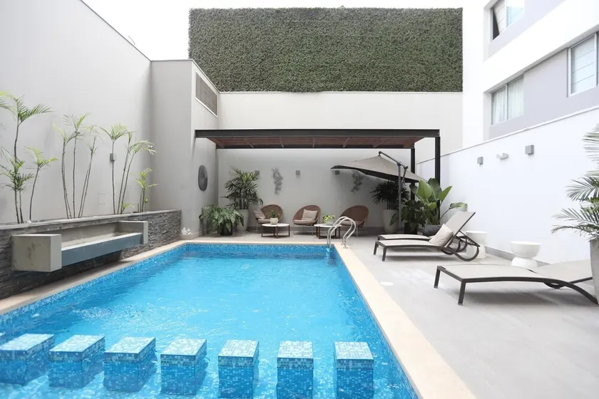 Disfruta de un Lindo Espacio con Balcón y Piscina - Image 1