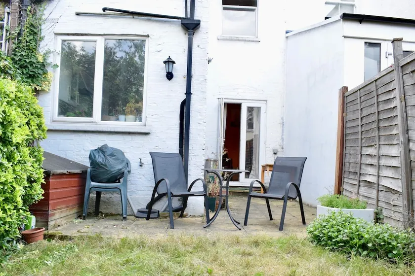 2 Bedroom Wimbledon House With Garden - Image 1