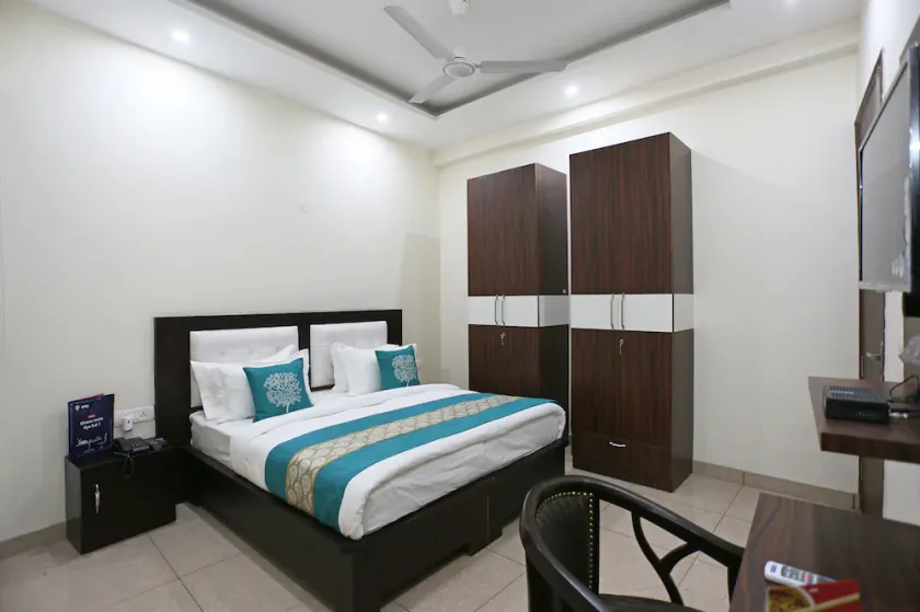 Hotel Petals Inn - Image 1