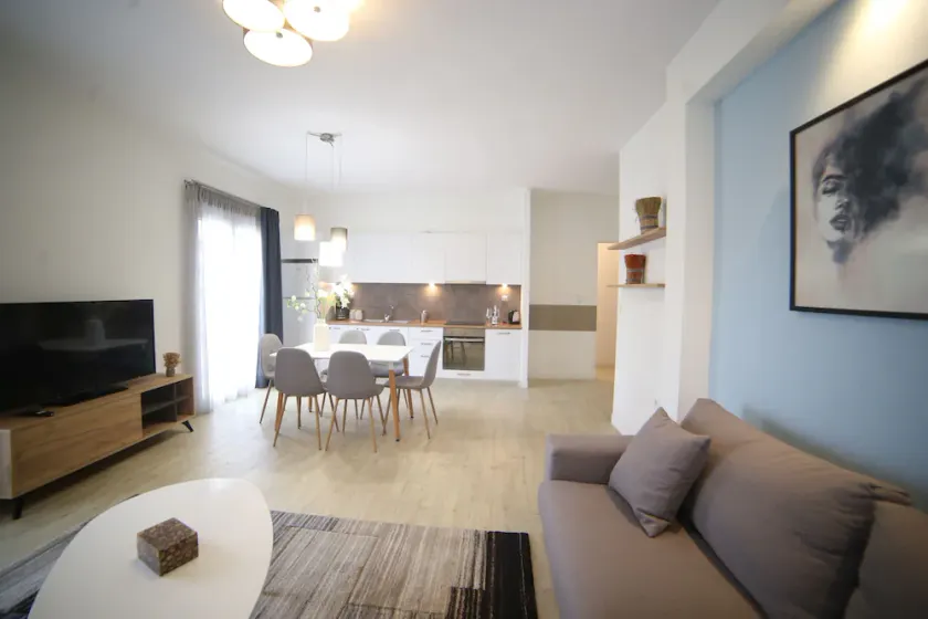 Formionos Morum City Hotel - Image 1