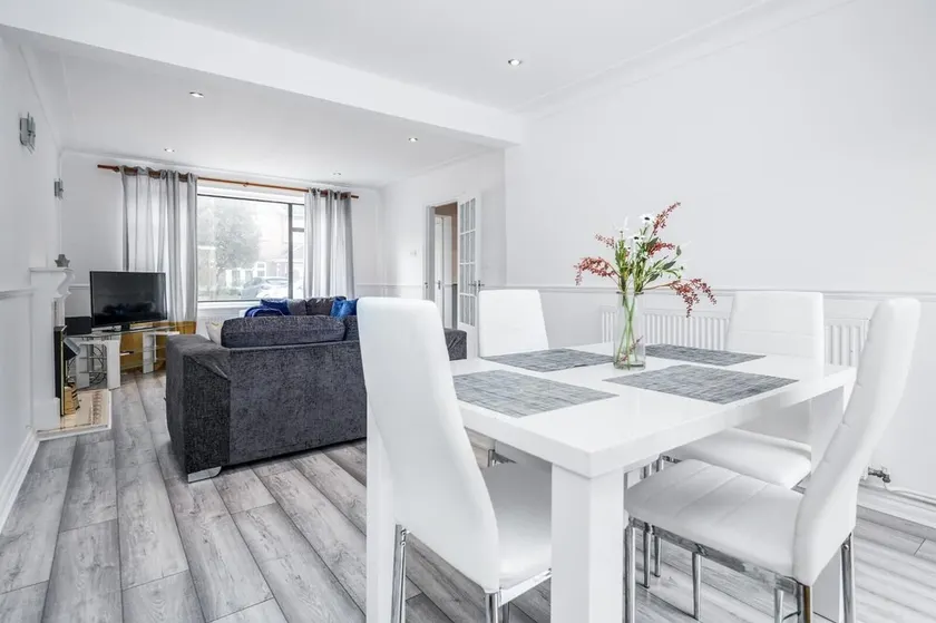 3br-sleeps5-parking-garden-accesstolondon - Image 1