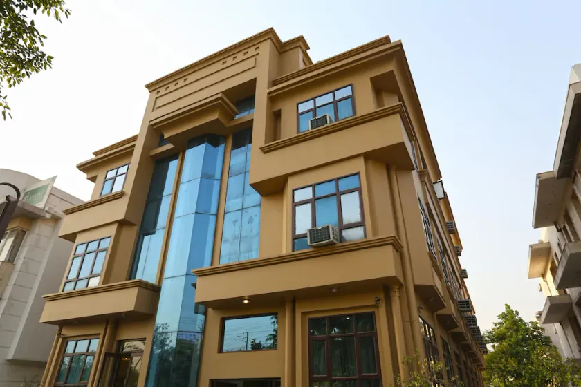 OYO Flagship 525 MG Road Metro Station - Image 1