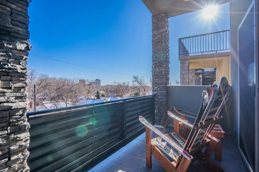 4BR Mnt Viewsmodern Urbanityrooftop Patio - Image 1