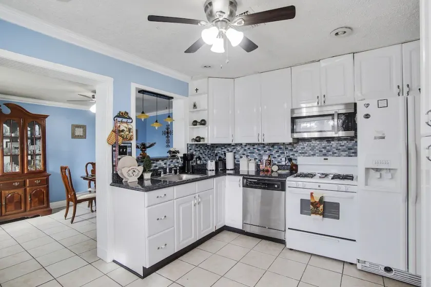 River Oaks Point Vacation Minutes to Downtown Quiet Area! by Redawning - Image 1