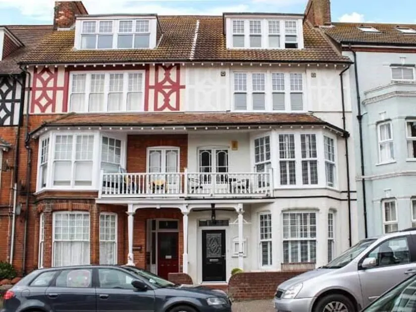 Birch House – Spacious Coastal Retreat in Cromer - Image 1