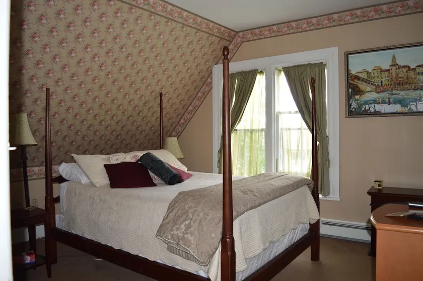 Ascendence Harbourside Mansion Bed And Breakfast - Image 1