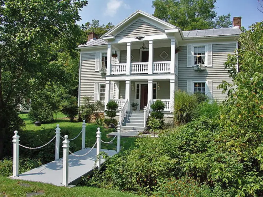 Frog Hollow Bed and Breakfast - Image 1
