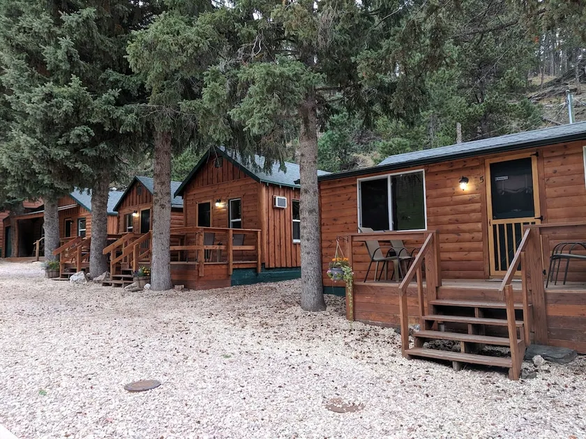 Trails End Cabins & Motel - Image 1