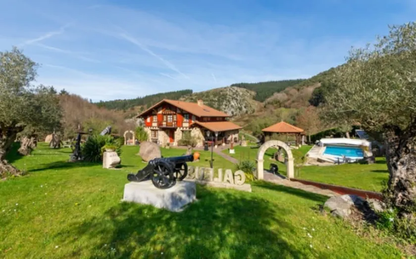 4 bedrooms villa with city view private pool and enclosed garden at Bizkaia - Image 1