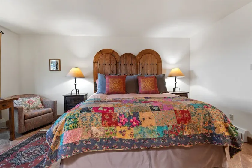 Sunset Vista - Spectacular Mountain Views, Light-Filled Family Home - Image 1
