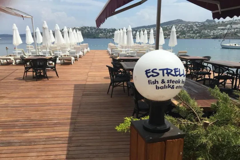 Estrella Beach Hotel - Image 1