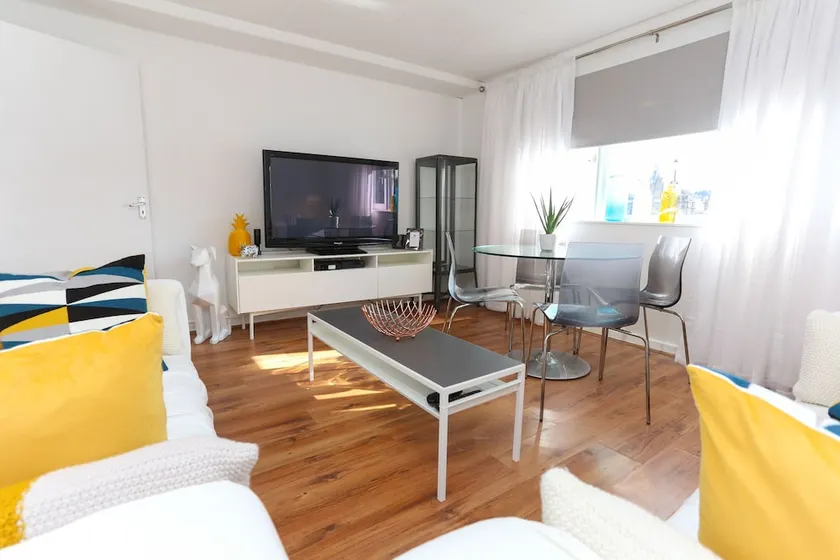 Riverside Luxury Apartment - Image 1