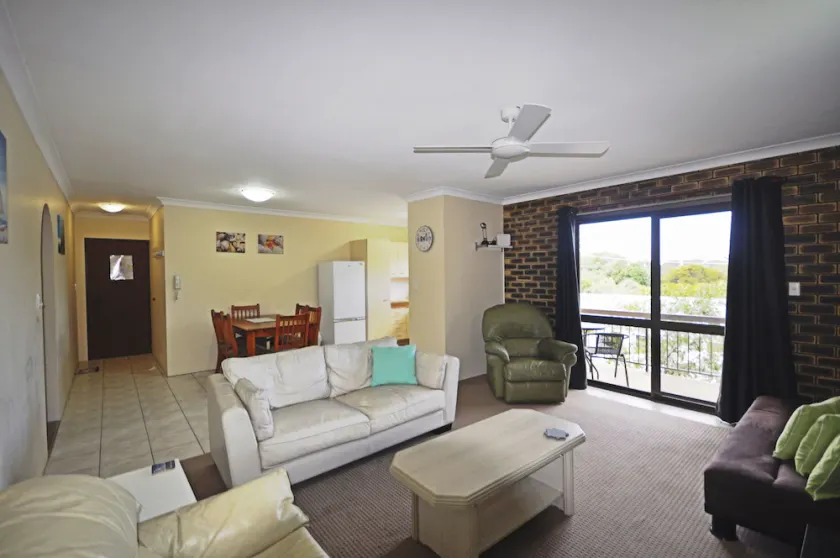Sands Court on Boyd, Top floor 2 bedroom unit, seconds from the beach! - Image 1