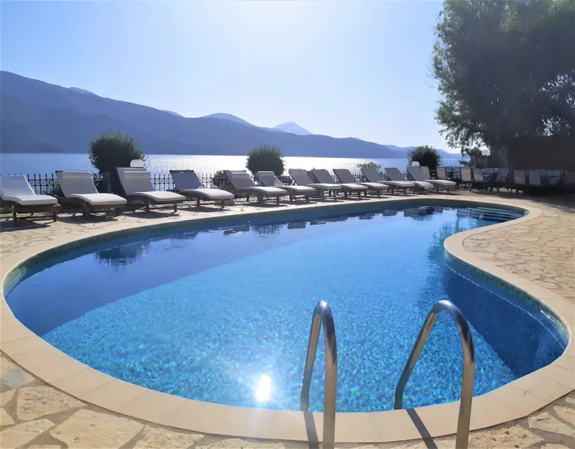 Lazaratos Hotel - Image 1