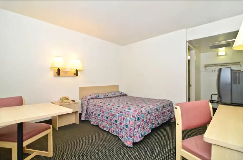 Budget Inn - Image 1