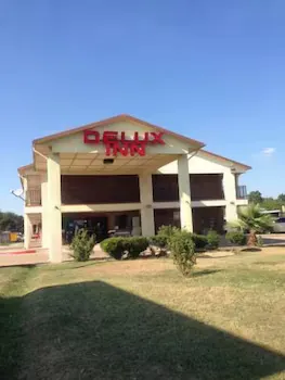 Delux Inn Motel - Image 1